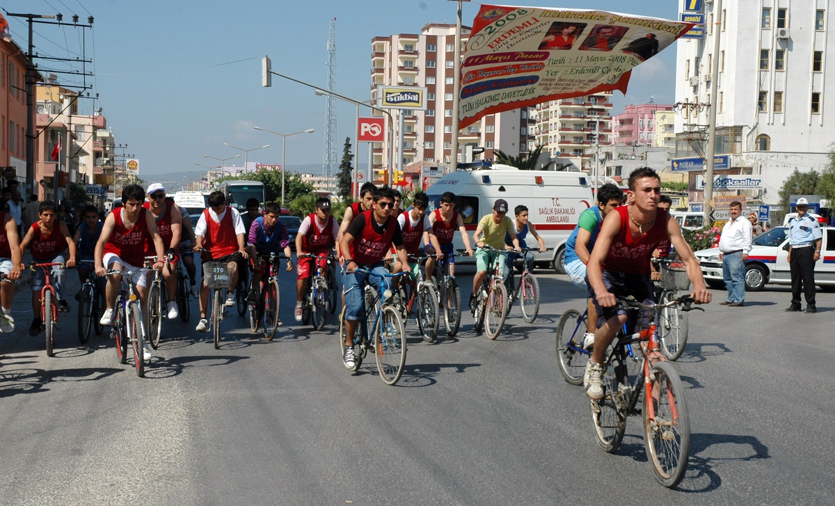 Trafik Kazalarına Bisiklet Yarışıyla Dikkat Çektiler