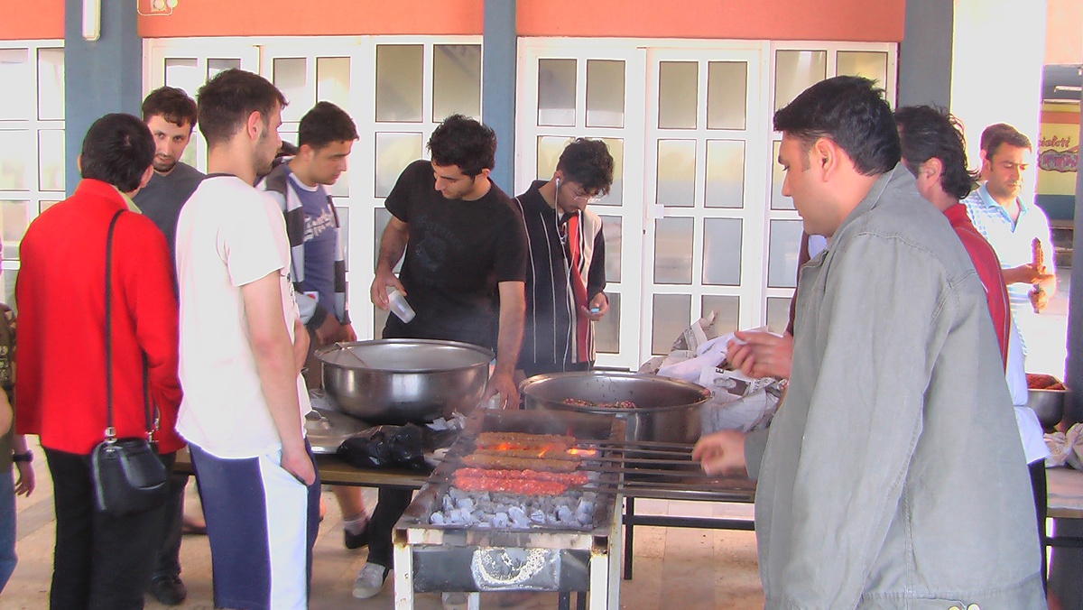 Üniversite Öğrencileri, Finaller Öncesi Kebap Partisinde Stres Attı