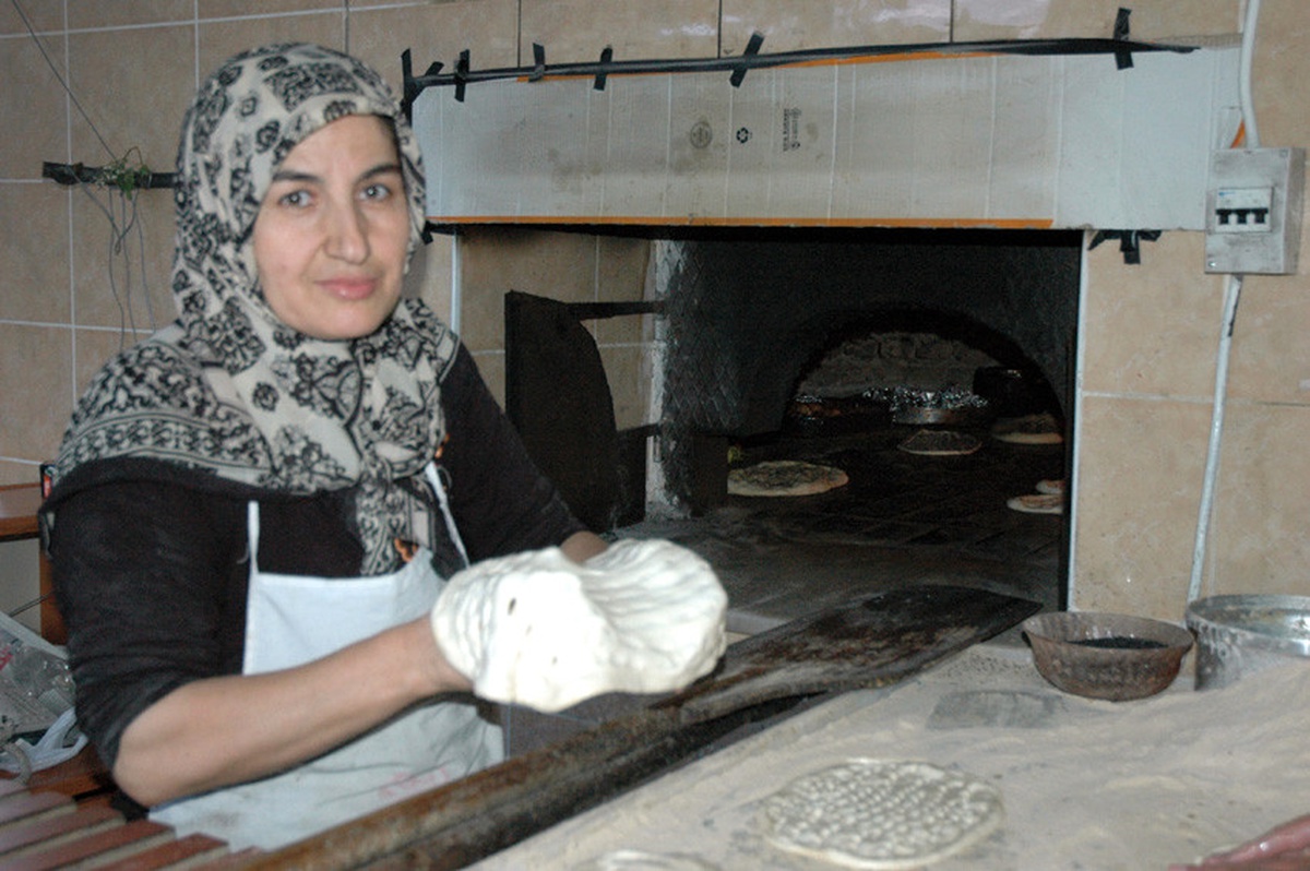 4 Çocuklu Anne Pide Fırınının Ocak Başında Çalışıyor