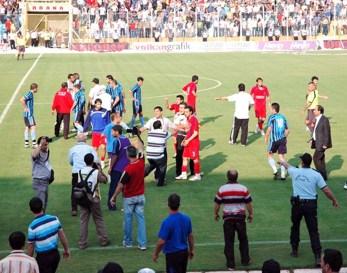 Adana Demirspor- Kardemir Karabükspor Maçında Olaylar Çıktı