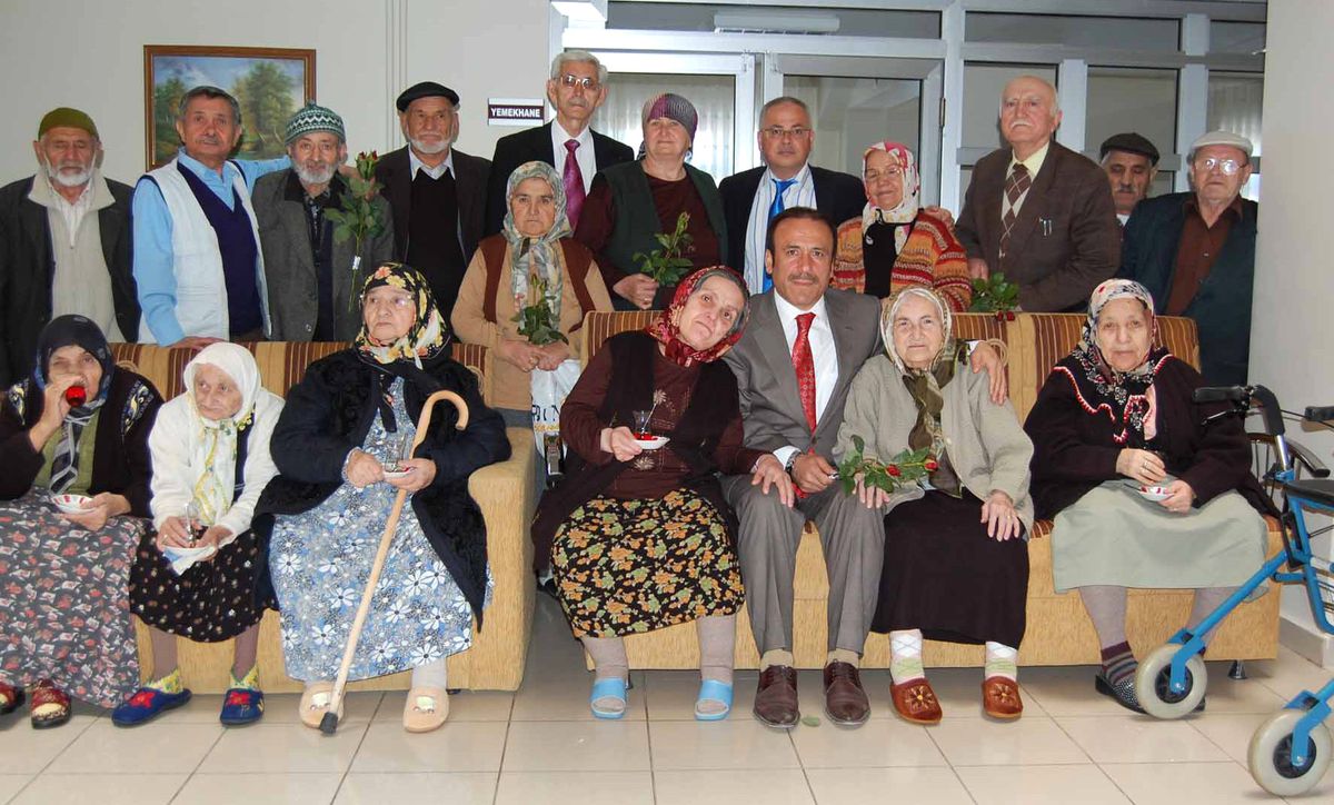 Başkan Genç, Huzurevindeki Anneleri Unutmadı