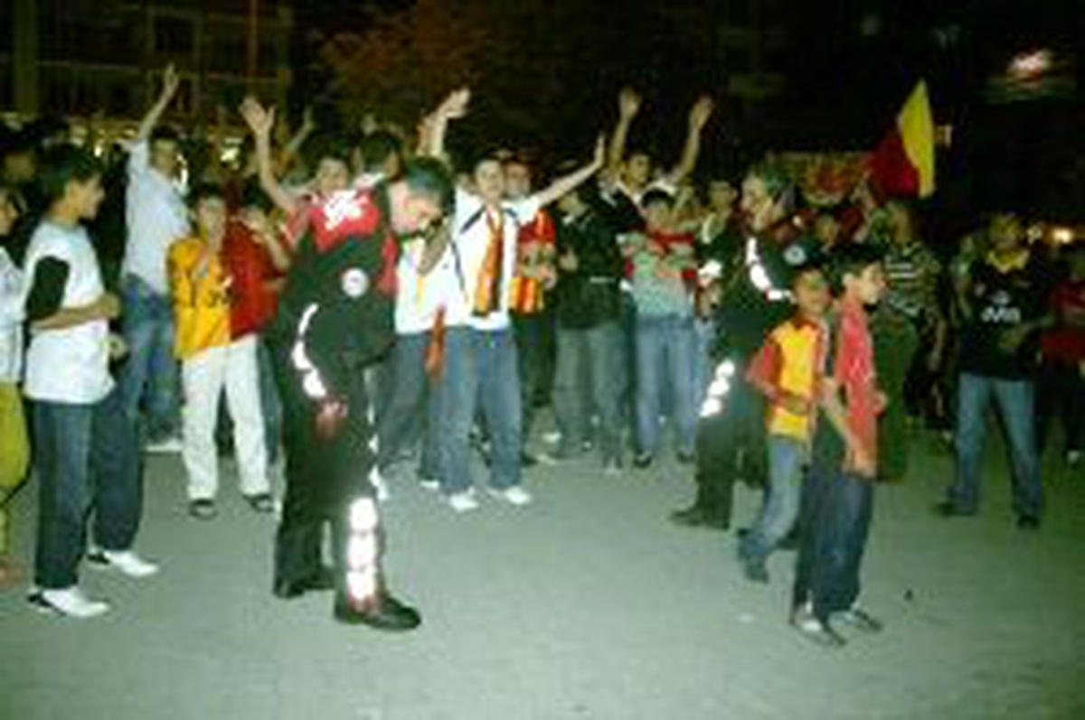 Batman'da Galatasaray Taraftarları Fenerium Mağazasını Taşlamak İstedi