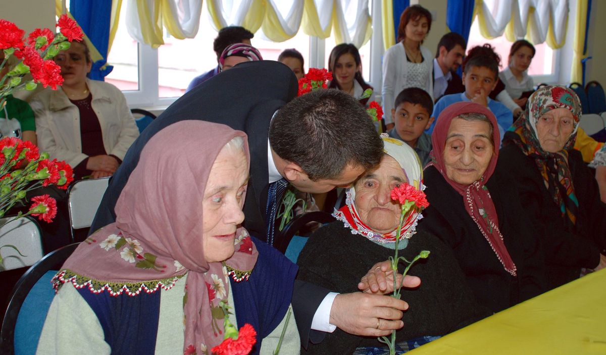Huzurevinde Kalan Anneler Unutulmadı