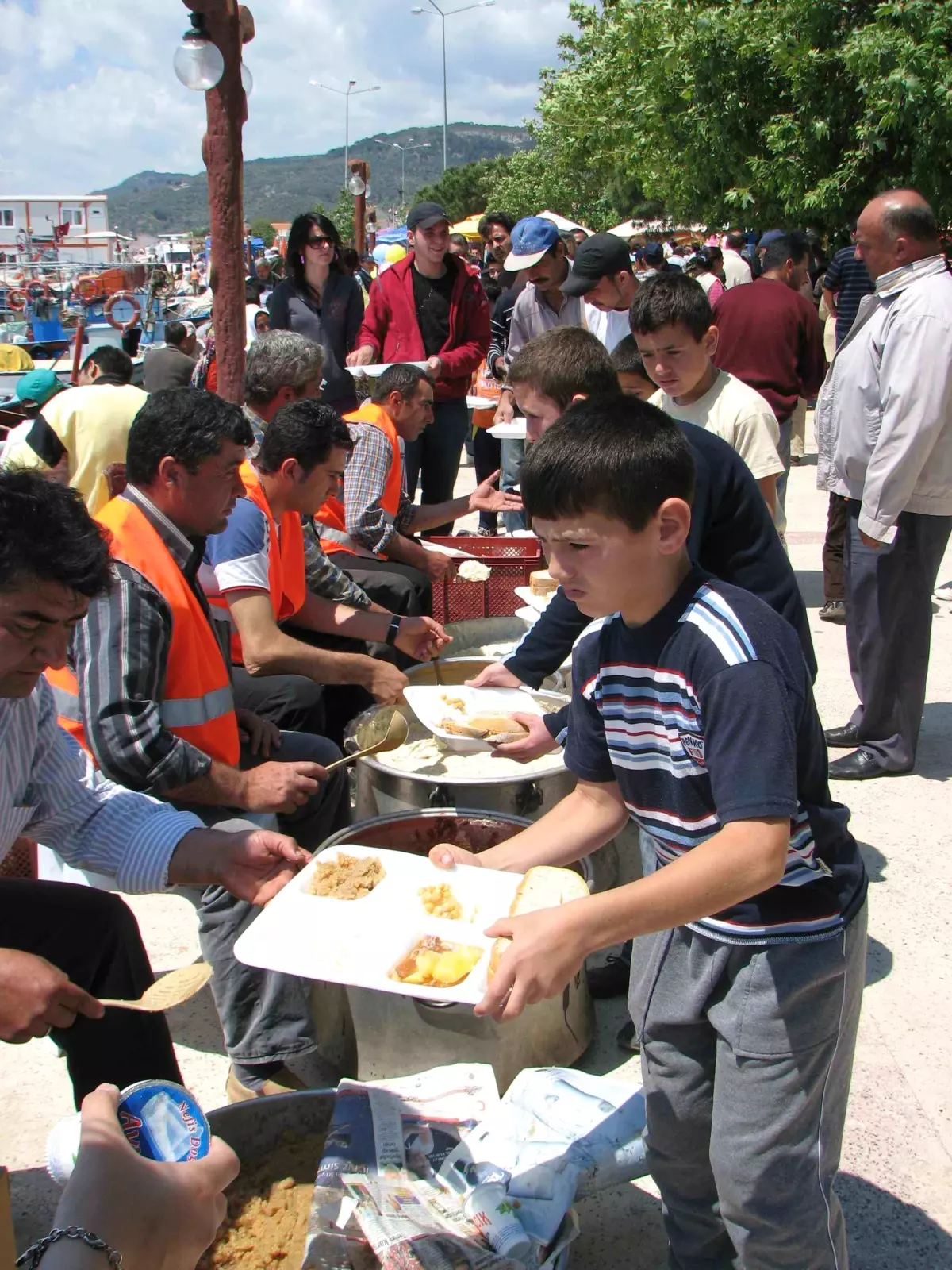 Küçükkuyu\'da 5 Bin Kişi Hayır Yemeğinde Buluştu