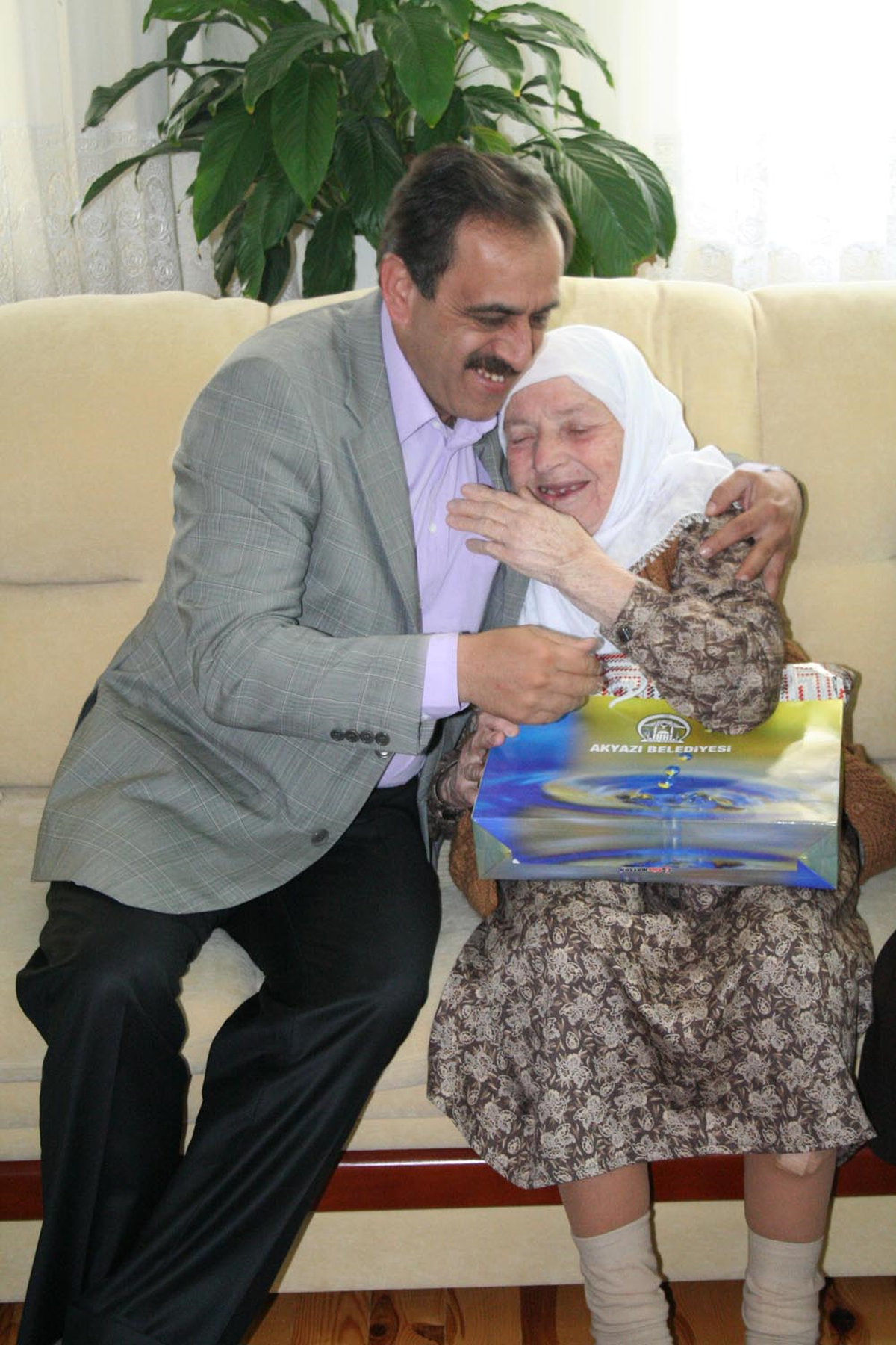 Başkan Yazıcı, İlçenin Yaşlı Annelerini Ziyaret Etti