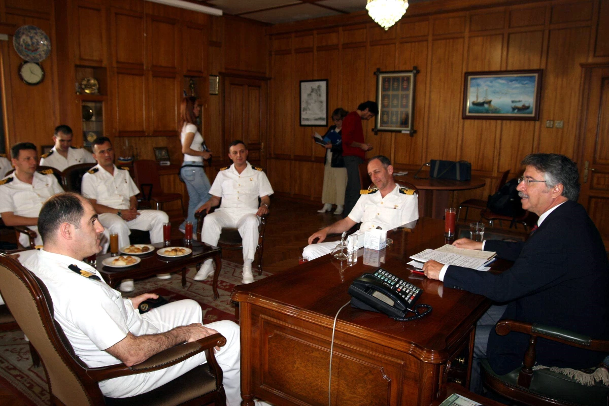 Bodrum\'da, Denizci Komutanlar Kaymakamlık ve Belediye Başkanlığını Ziyaret Etti