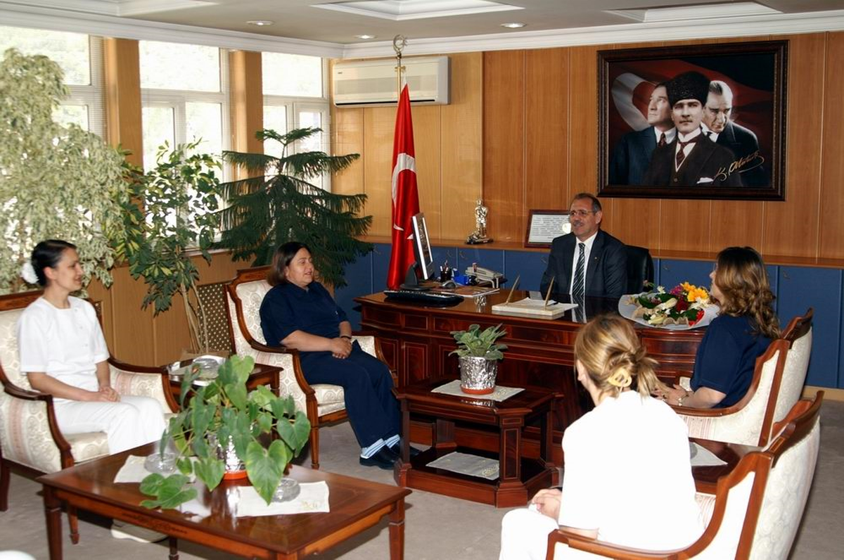 Hemşireler Vali Salihoğlu'nu Ziyaret Etti