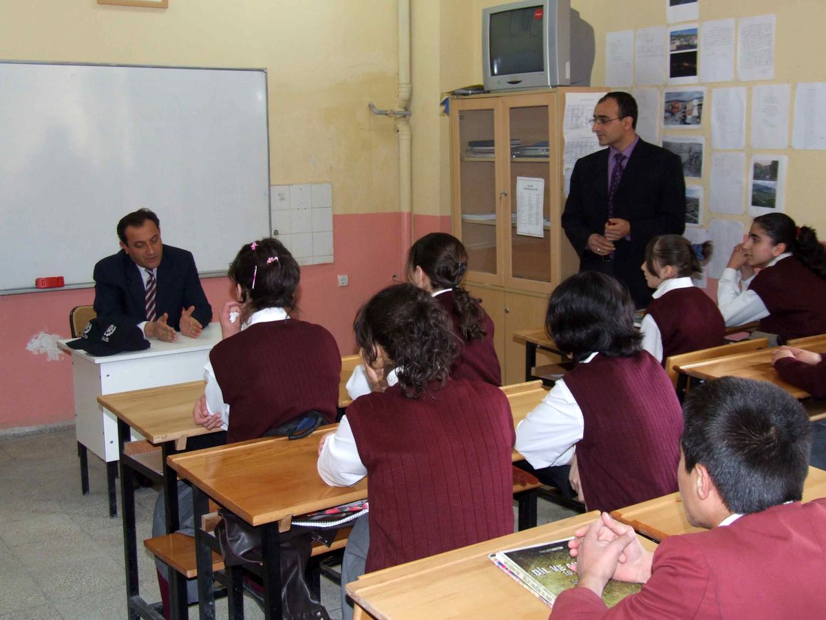 İlçe Emniyeti Anadolu Lisesinde Soruları Cevapladı.