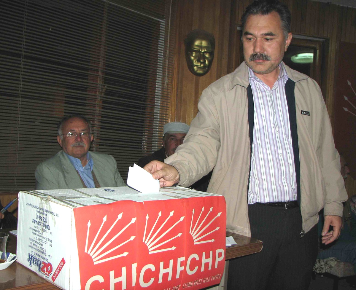 Küçükkuyu CHP'de Mehmet Çakan Güven Tazeledi