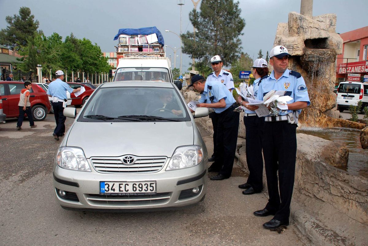Trafik Ekipleri Sürücülere Karanfil Dağıttı