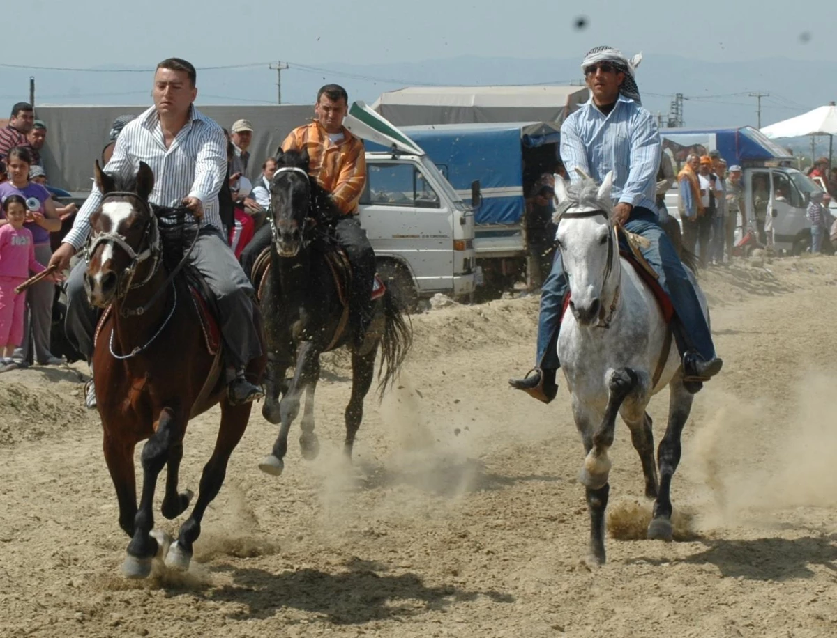 Turgutlu\'da, Rahvan At Yarışları Nefes Kesti