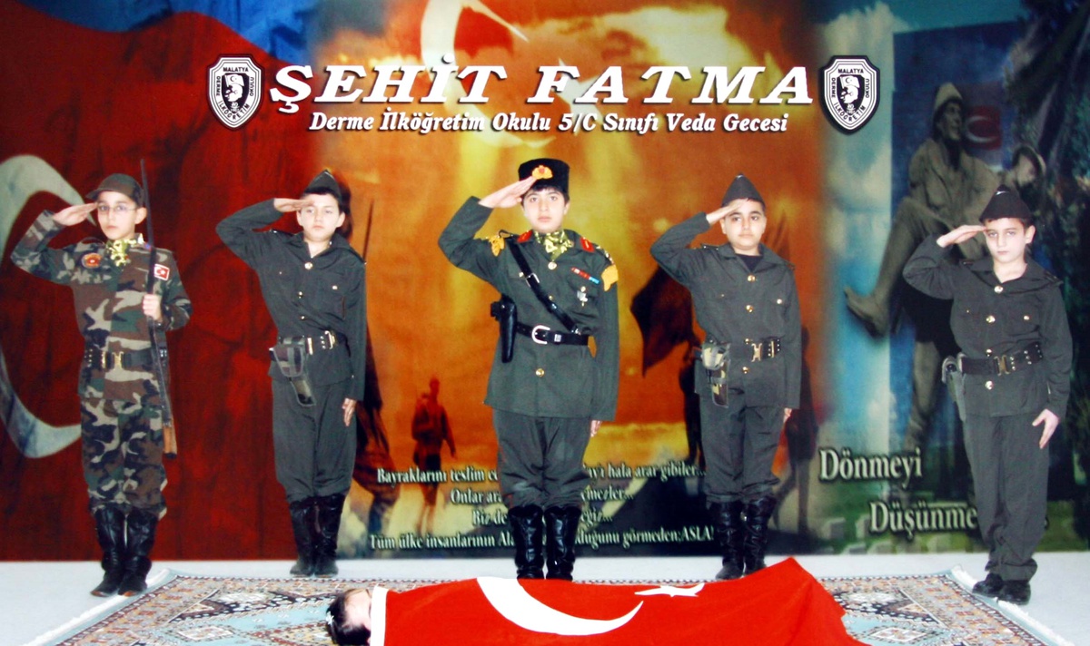 37 Yıllık Öğretmen, Tiyatro Gösterisiyle Uğurlandı