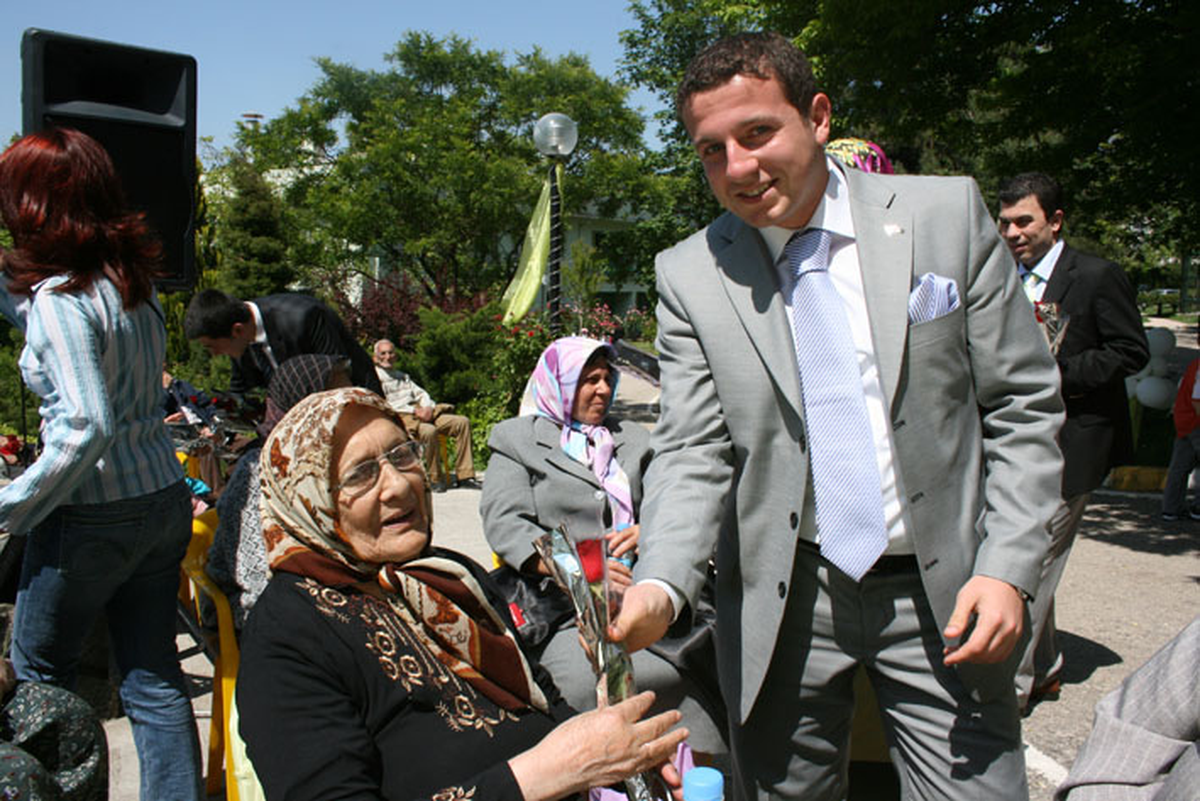 Ak Partili Gençlerden Huzurevi Ziyareti