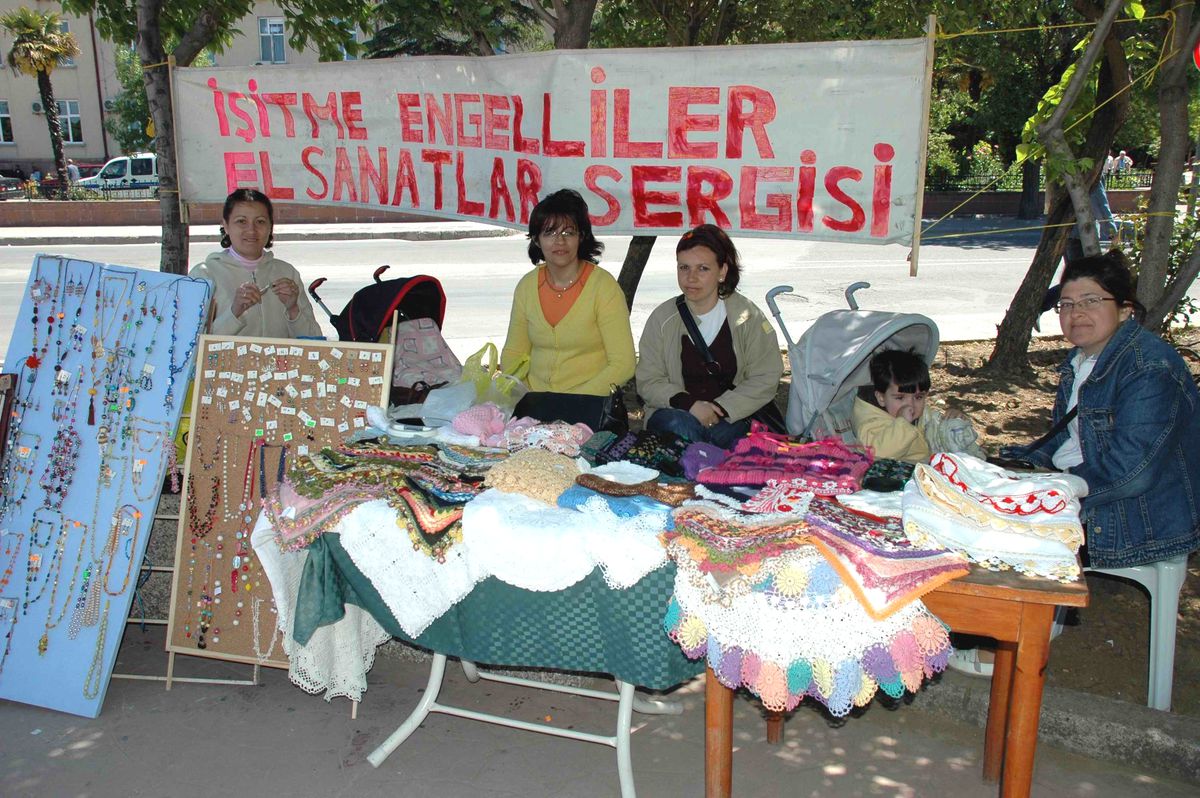 Çanakkale'de İşitme Engellilerden El Sanatları Sergisi