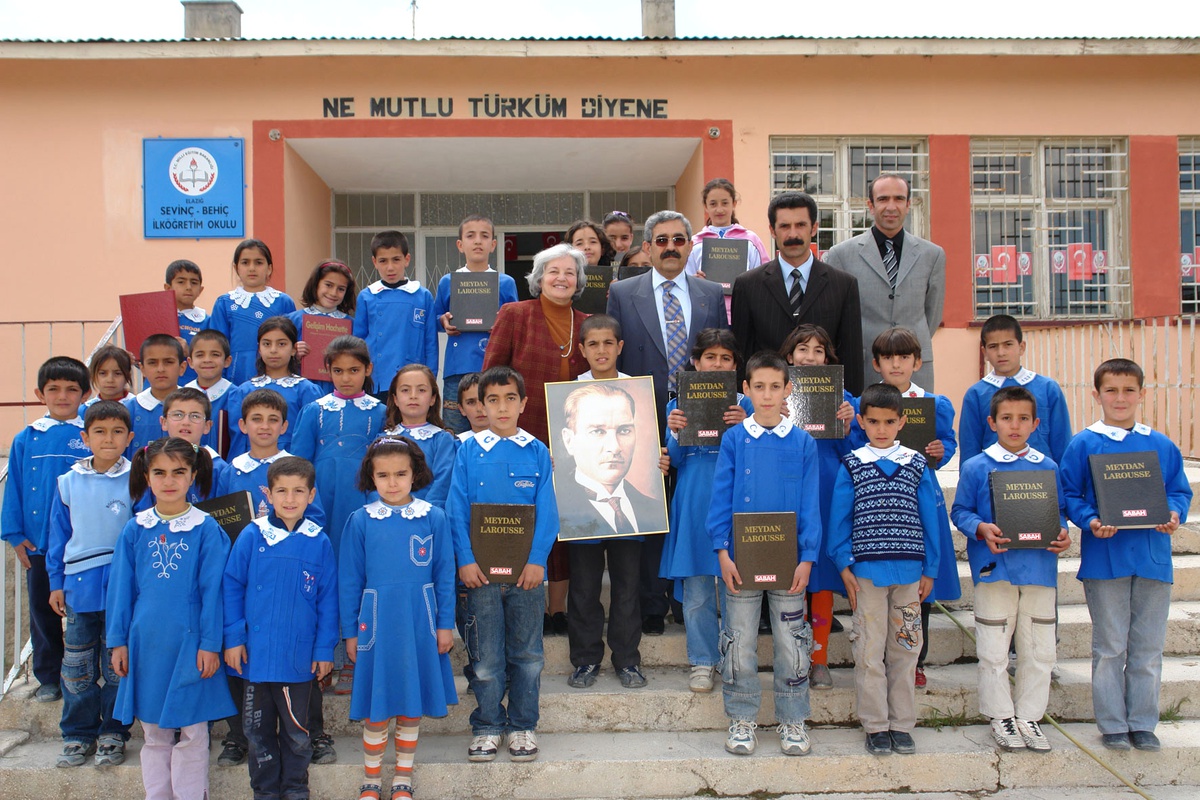 Elazığ Fırat Üniversitesi Rektörü M. Hamdi Muz, Köy Okuluna Kitap Bağışında Bulundu