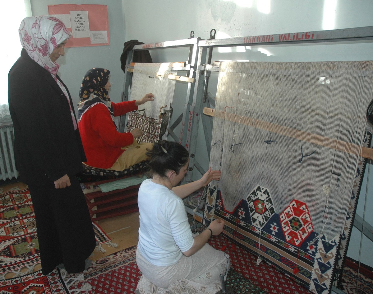 Hakkari'de Kilim Dokumacılığı Kursları