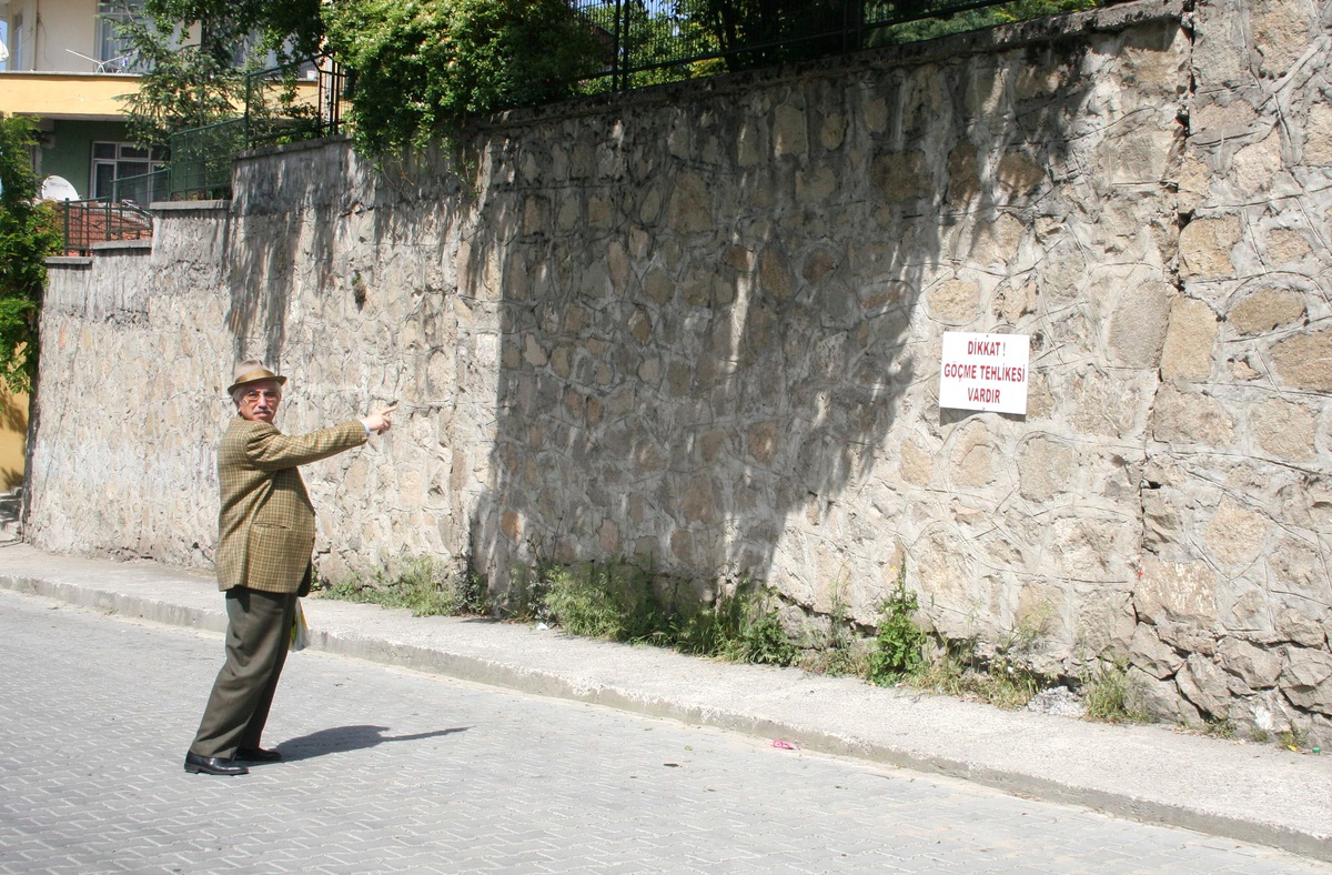 Kaymakamlık Lojman Duvarı Tehlike Saçıyor