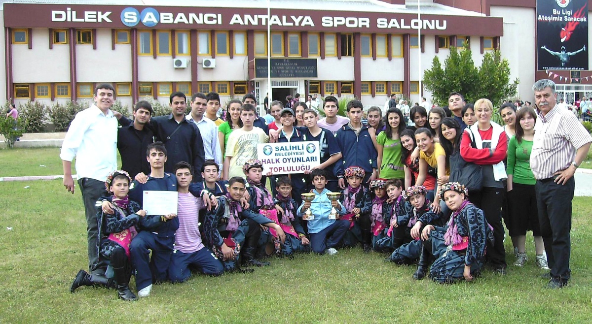 Salihli Belediyesi Halk Oyunları Ekibi İki Dalda 1. Oldu