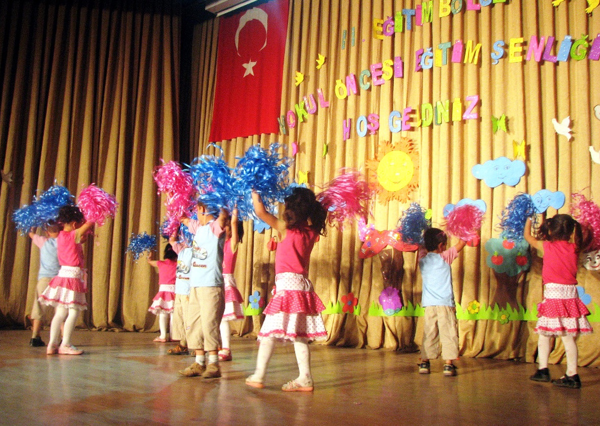 Siirt'te Minik Öğrencilerin Sahnelediği Oyunlar Coşturdu