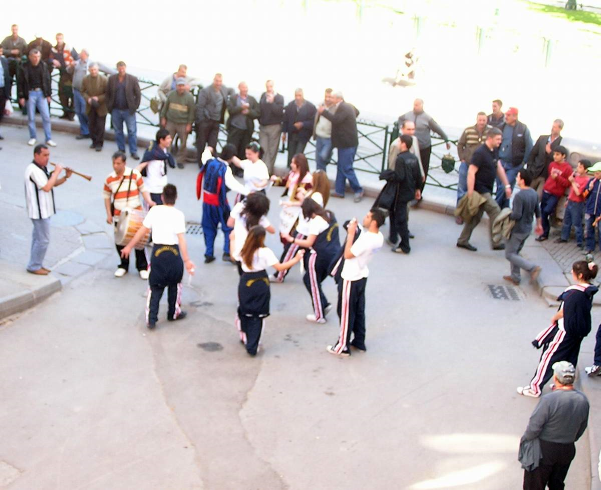 Sokakta Folklor Gösterisi