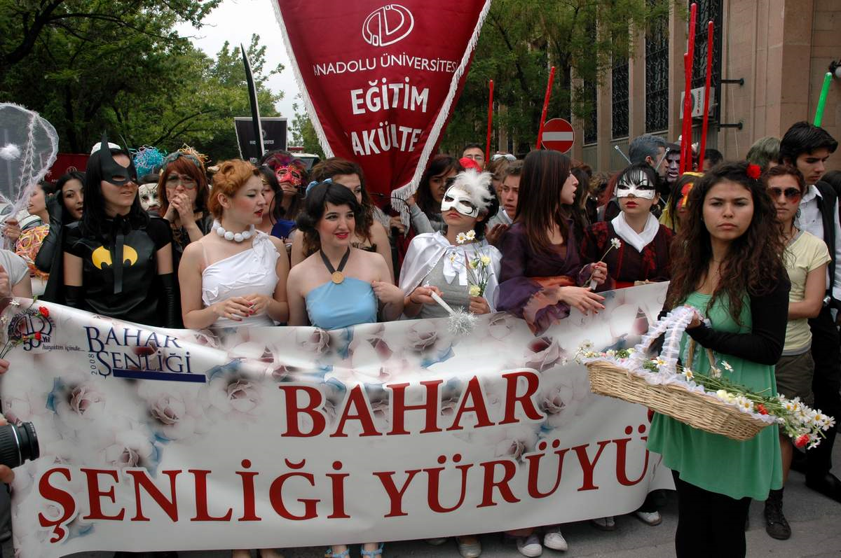 Anadolu Üniversitesi Öğrencilerinden Bahar Yürüyüşü