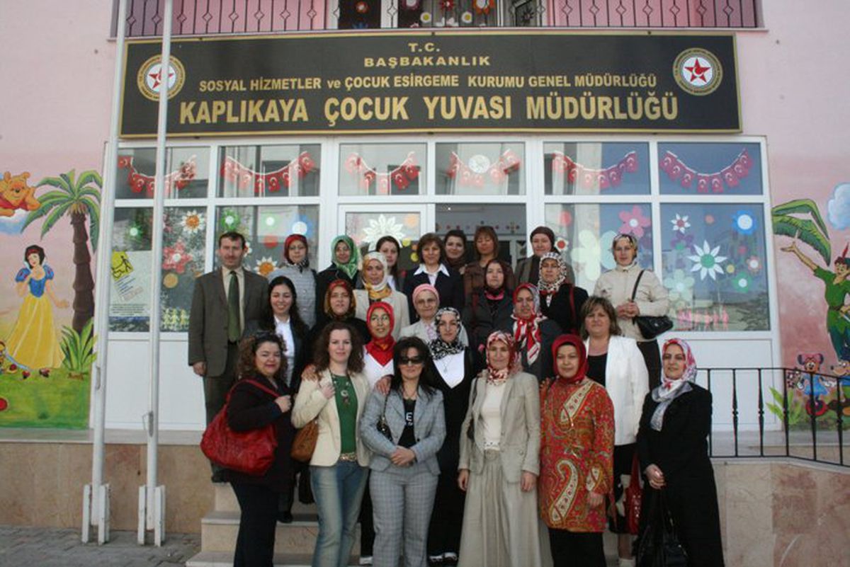 Annesizlere Anne Oldular