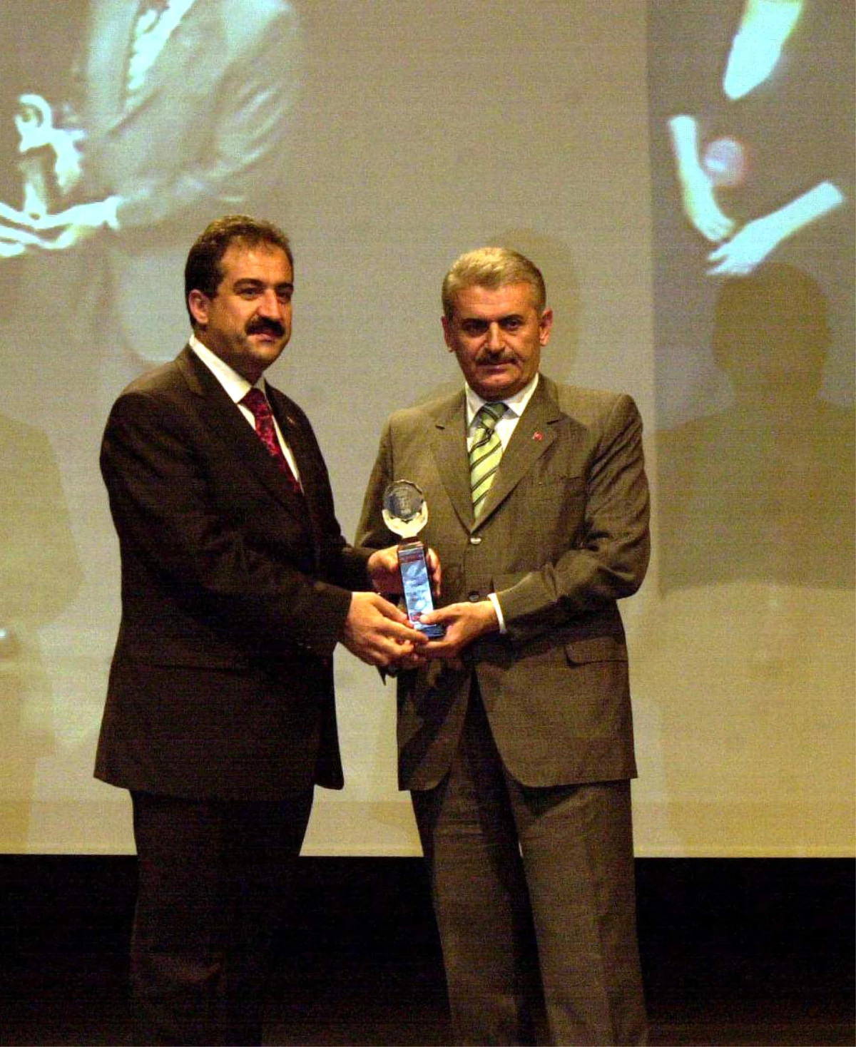 Bakan Yıldırım\'a "Yılın Bakanı" Ödülü Verildi