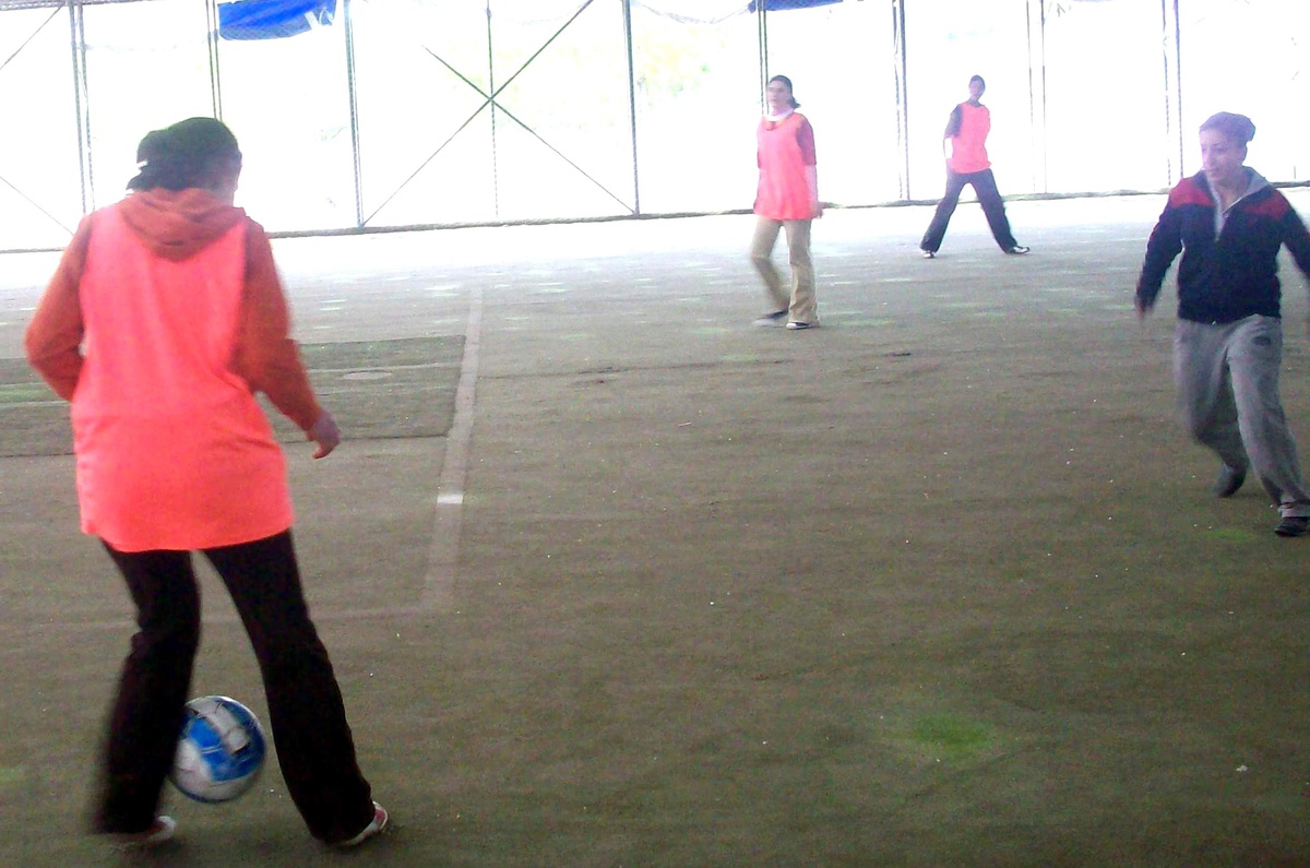 Kızlar Futbol Oynadı