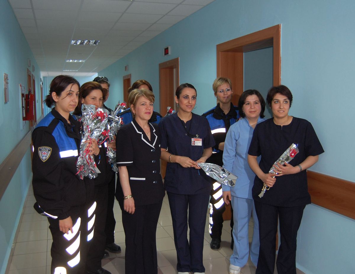 Polisten Hemşirelere Gül