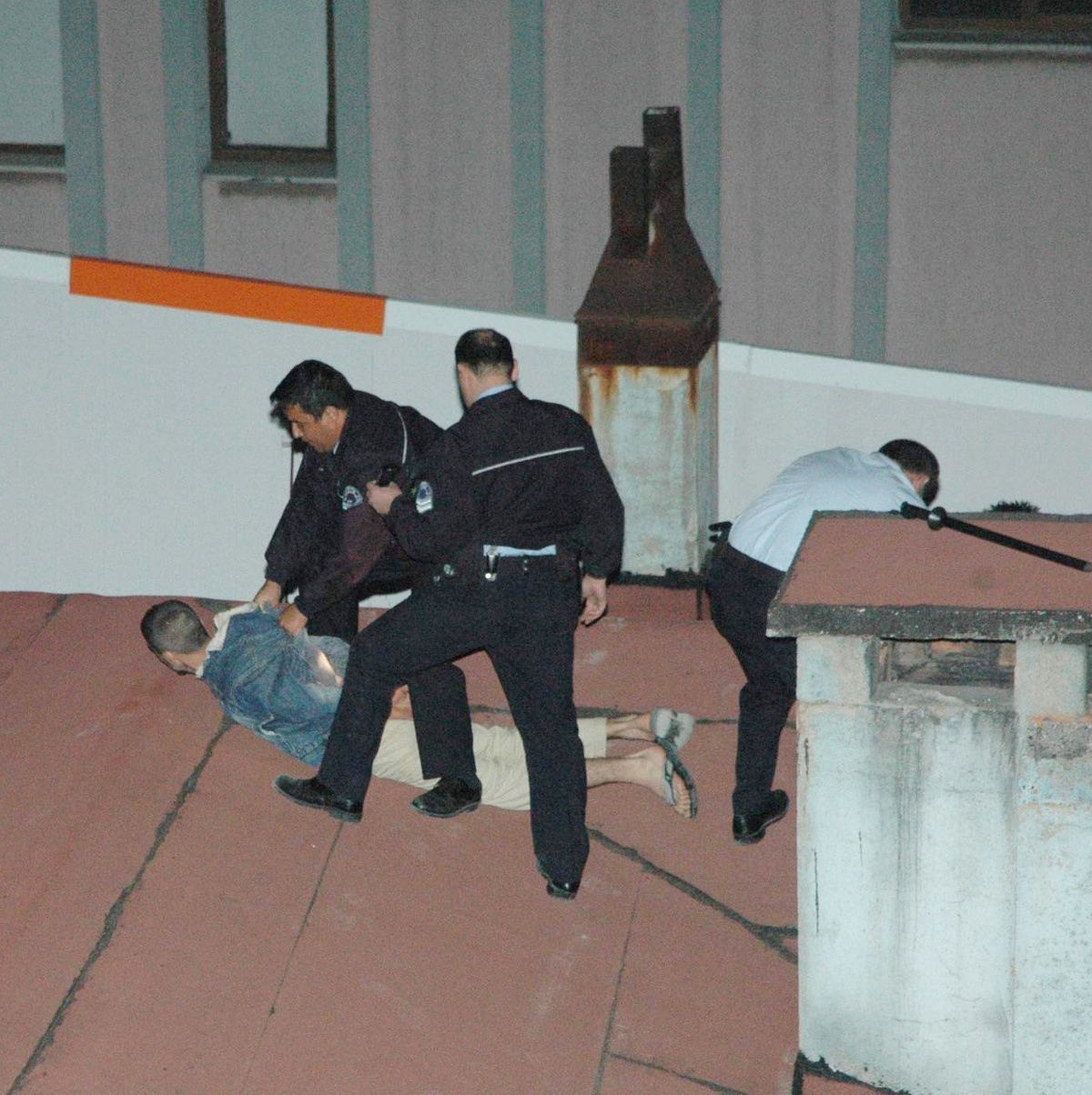 Sabıkalı Hırsızlar Çatıda Suçüstü Yakalandı