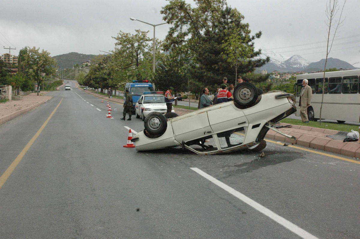 Takla Atan Otomobilden Yara Almadan Çıktılar