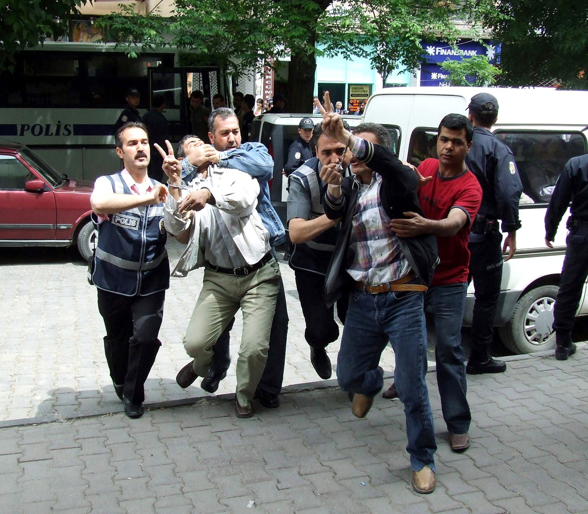 Yasa Dışı Mlkp Üyesi Olduğu İddia Edilen 11 Kişi Adliyede