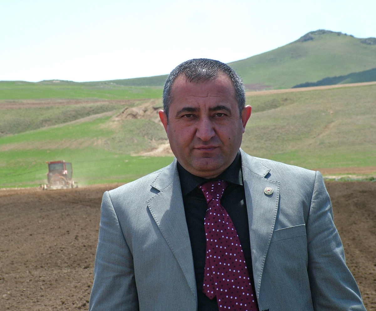 Ahlat Çiftçisi İkinci Kez Tohum Ekiyor