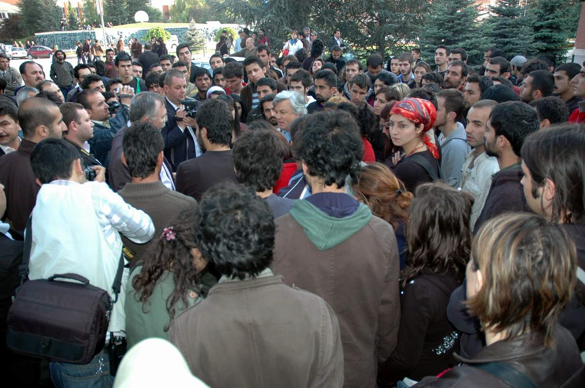 Anadolu Üniversitesi'nde Karşıt Görüşlü Öğrenciler Arasında Kavga: 5 Yaralı
