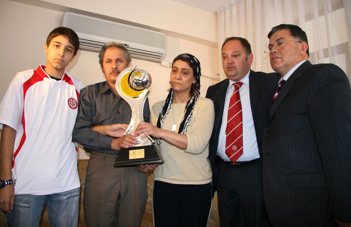 Antalyaspor Başkanı Peker'den Şehit Ailesine Anlamlı Ziyaret