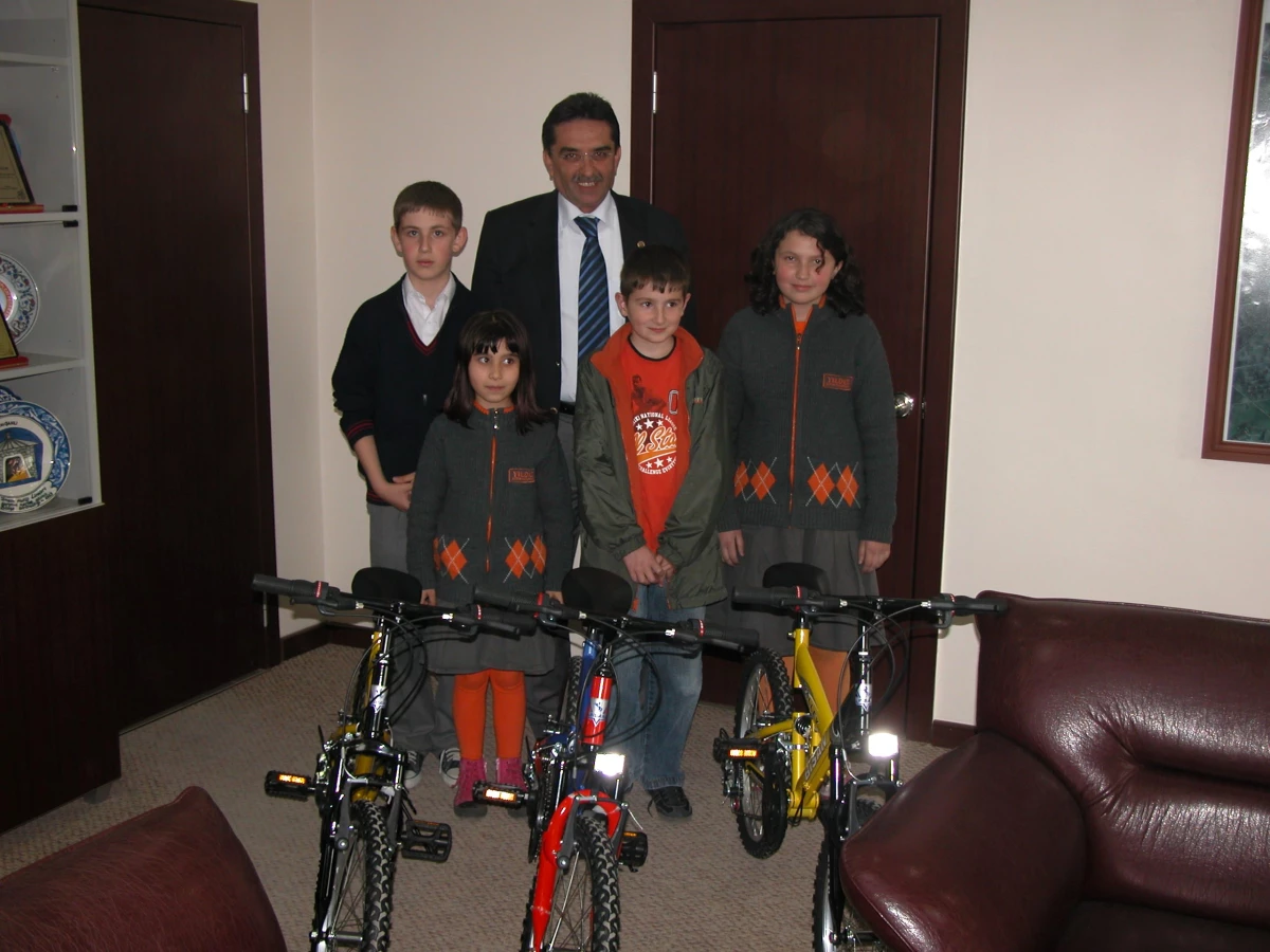 Başarılı Öğrencilere Başkan Çakır\'dan Bisiklet Sürprizi