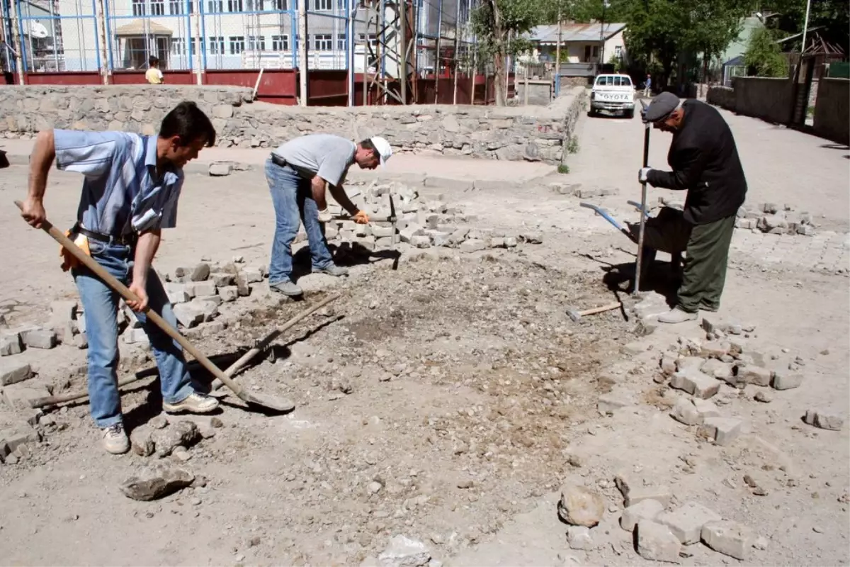 Beytüşşebap\'ta Bozulan Yollar Onarılıyor