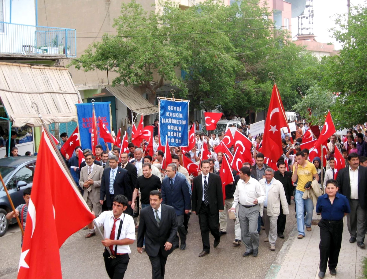 Derik\'te \'Atatürk\'ü Anma ve Gençlik\' Yürüşü Yapıldı