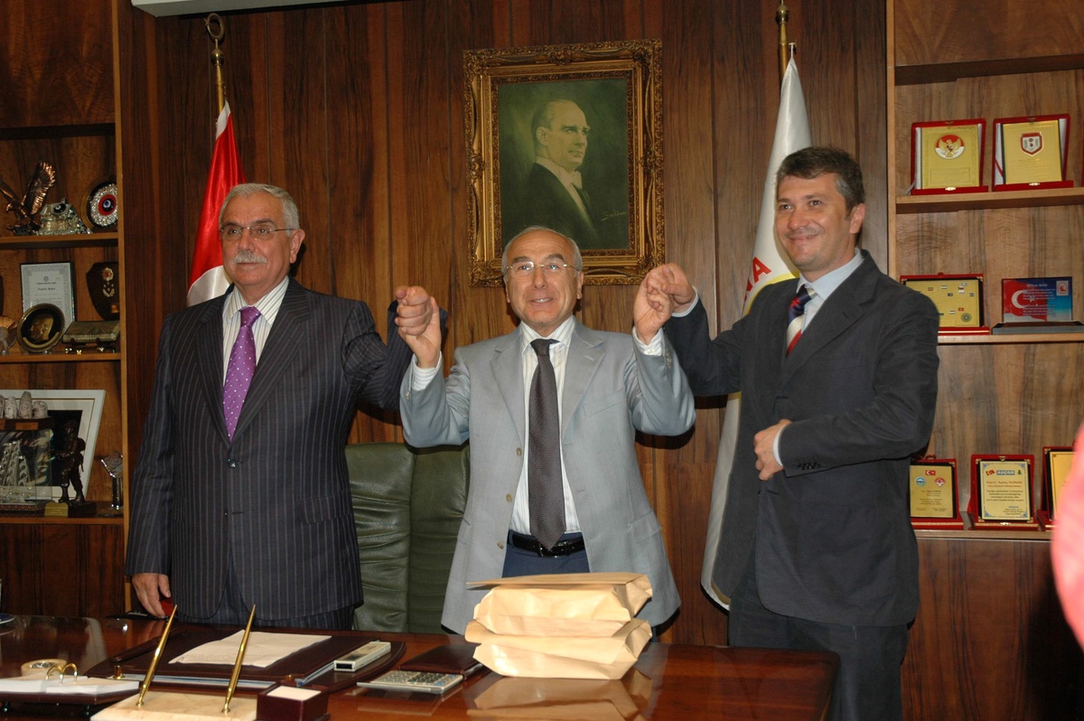 Durak'tan Adana Takımlarına 300 Bin YTL