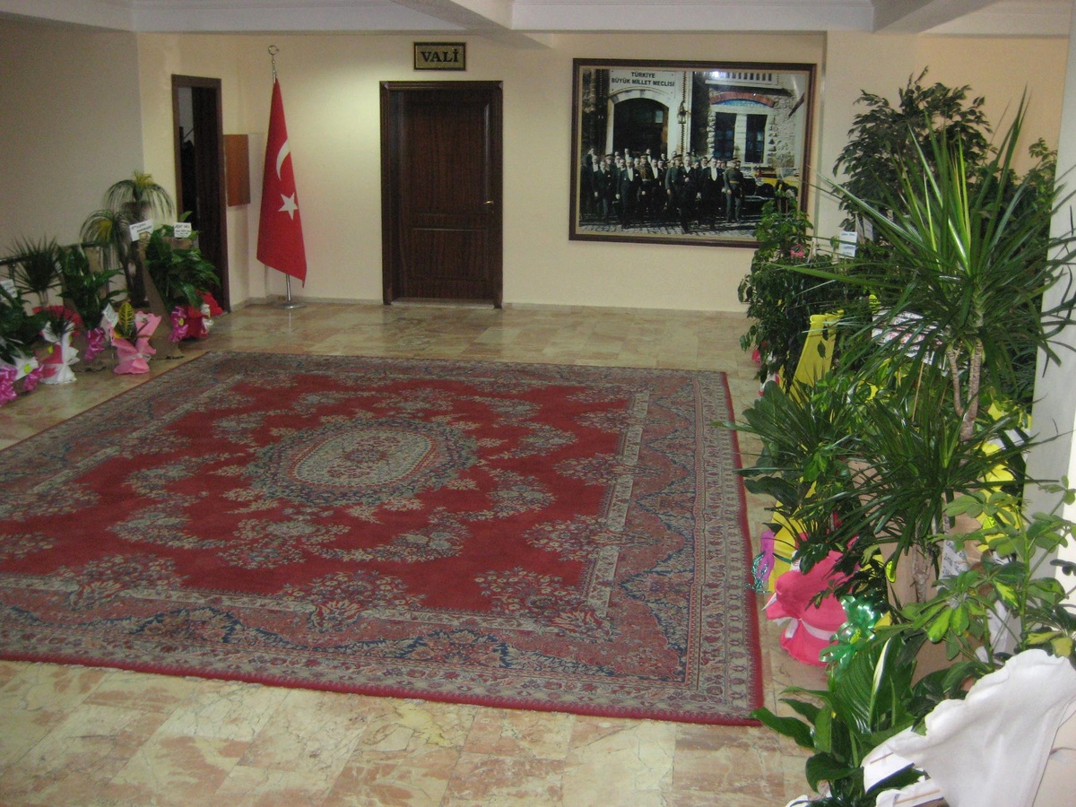 Göreve Başlayan Muş Valisi Bektaş'ın Makamı Çiçek Bahçesine Döndü