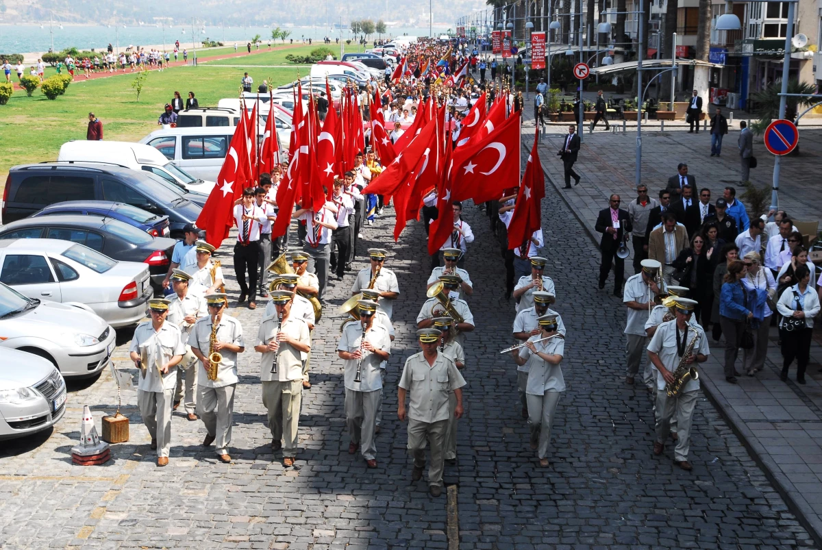 İzmir\'de Gençler Atatürk İçin Yürüdü
