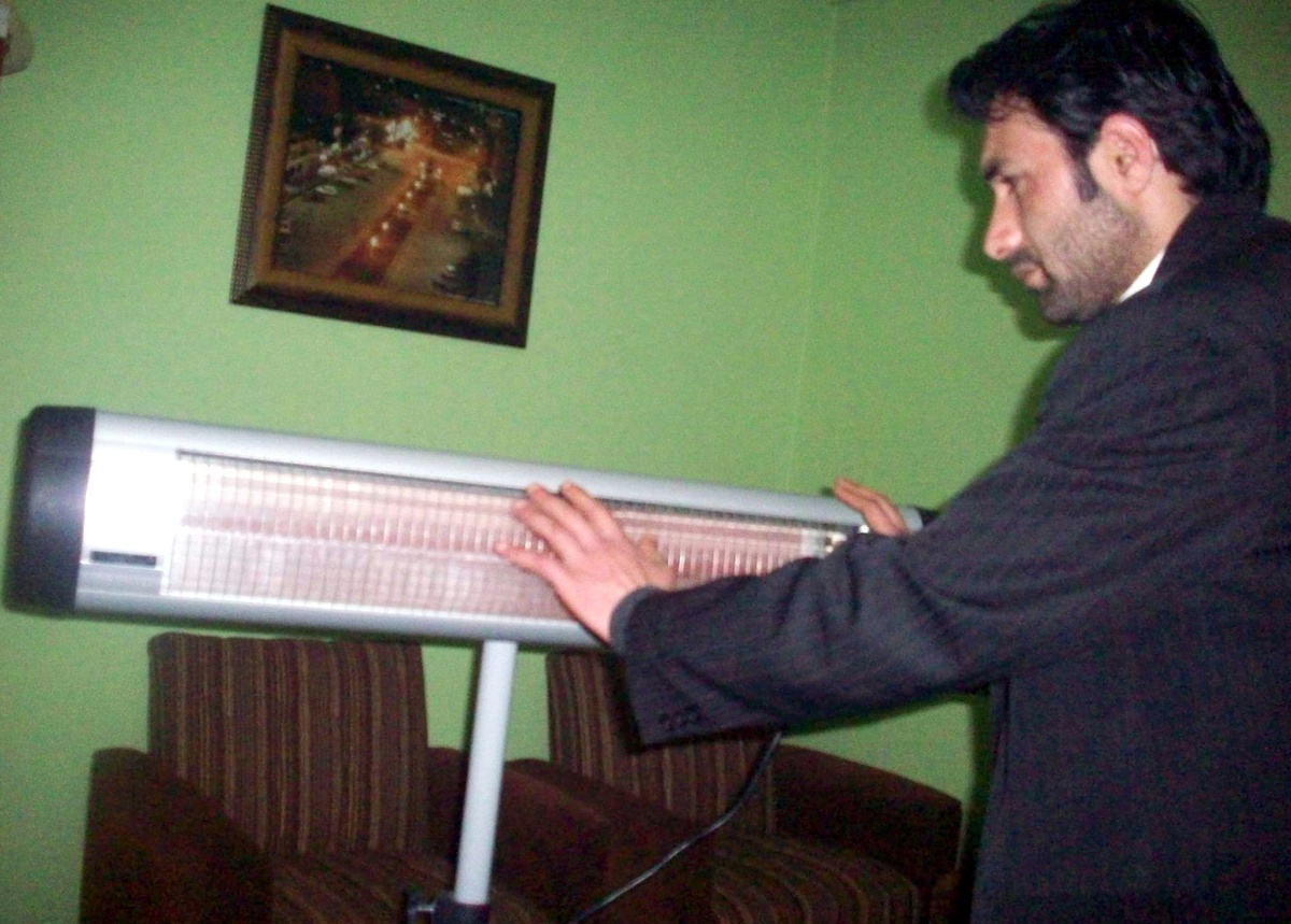 Kağızman'da Soğuk Hava Sobaları Yaktırdı