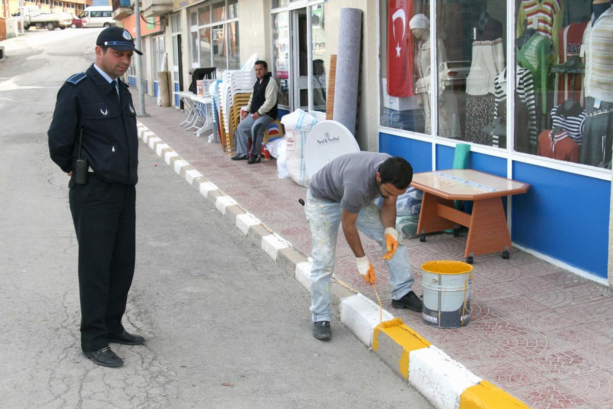 Koyulhisar'da Bordür Taşları Boyanıyor