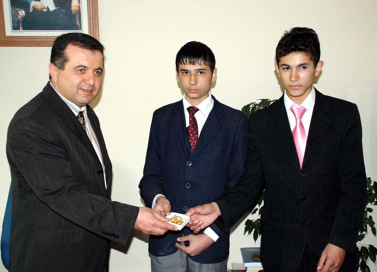 Liseli Öğrencilerden Örnek Davranış