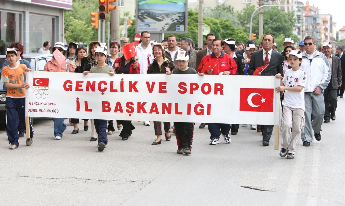 Manisa'da, Atatürk'ü Anma Yürüyüşü