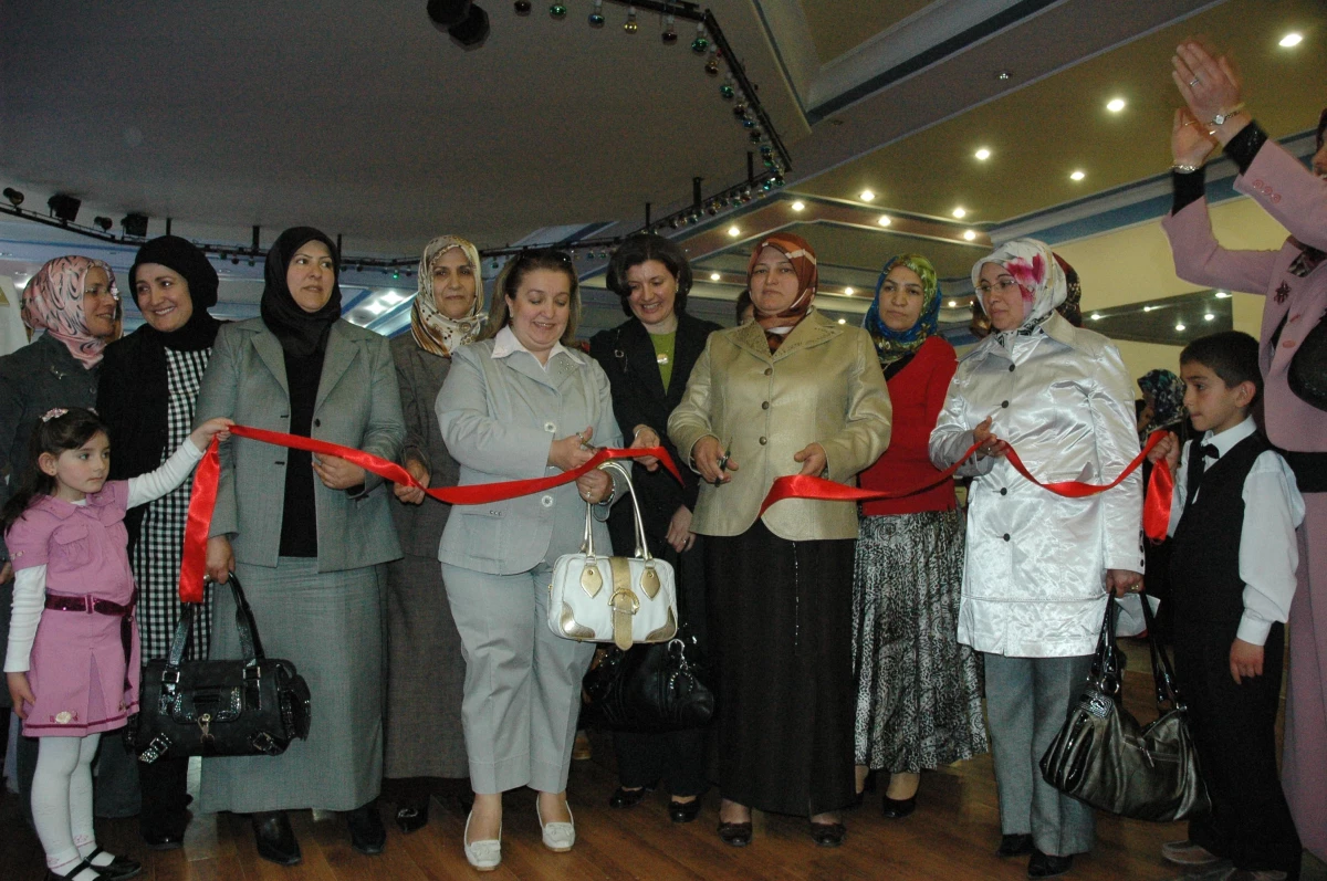 Milli Eğitim Bakanı Çelik\'in, Eşi Van\'da Kermes Açılışına Katıldı