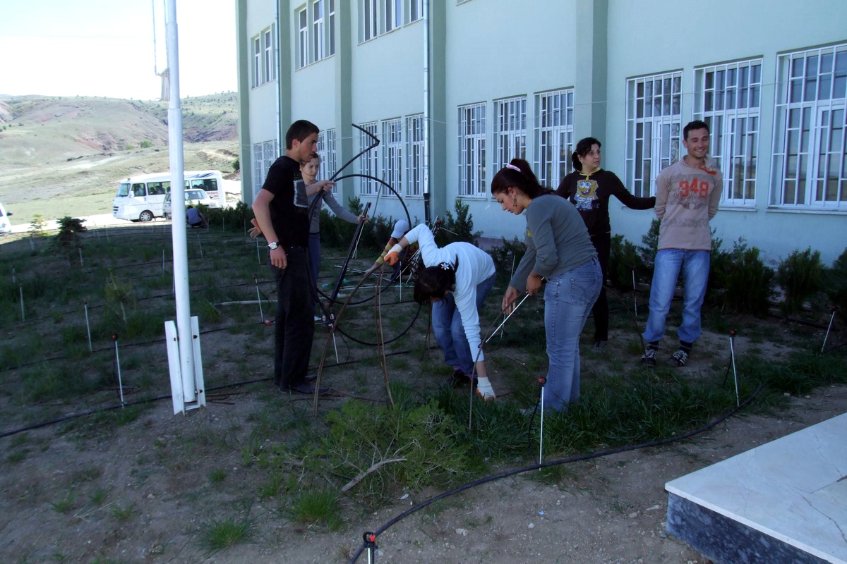 Öğrenciler Okullarının Çevre Düzenlemesini Yaptı