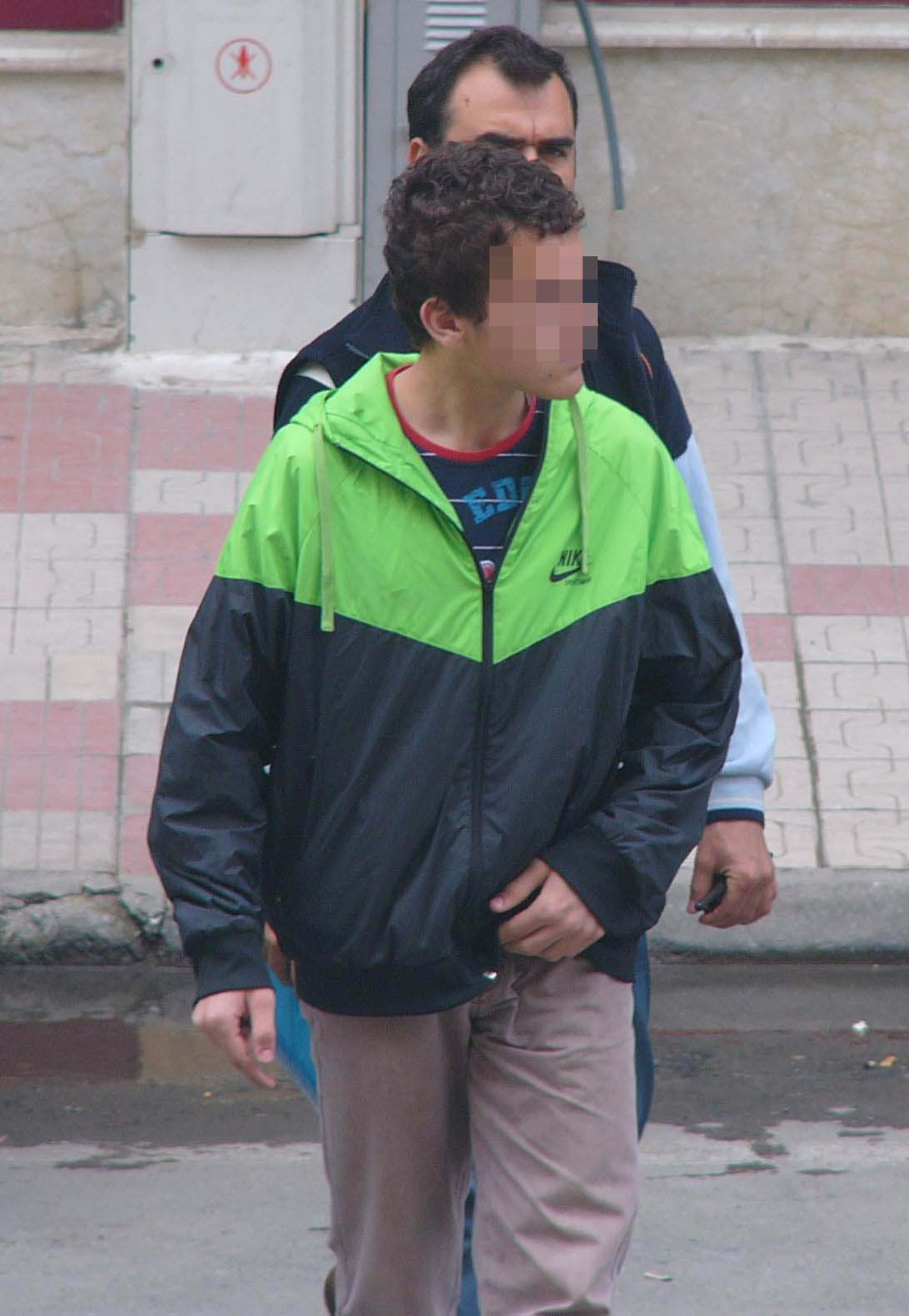 Okul Önünde Bıçakla Yakalanınca Gözaltına Alındı