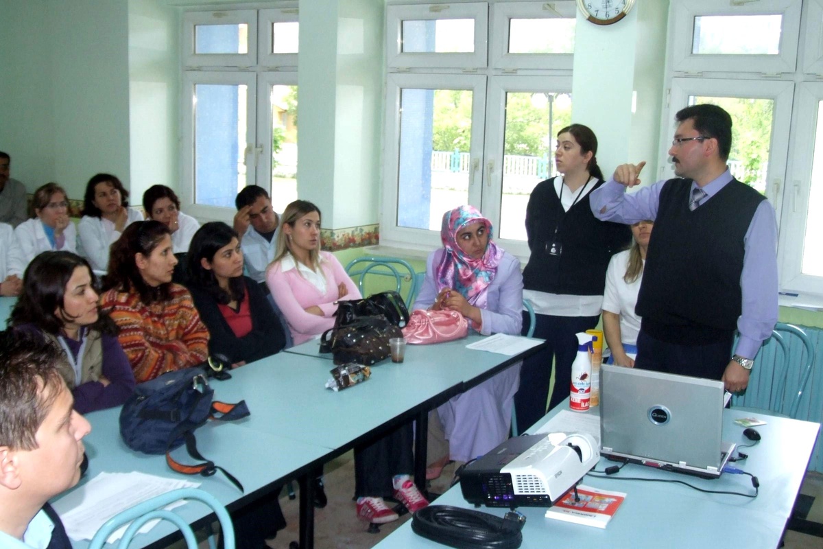 Suşehri'nde Sağlık Personeline Kene Bigilendirme Semineri
