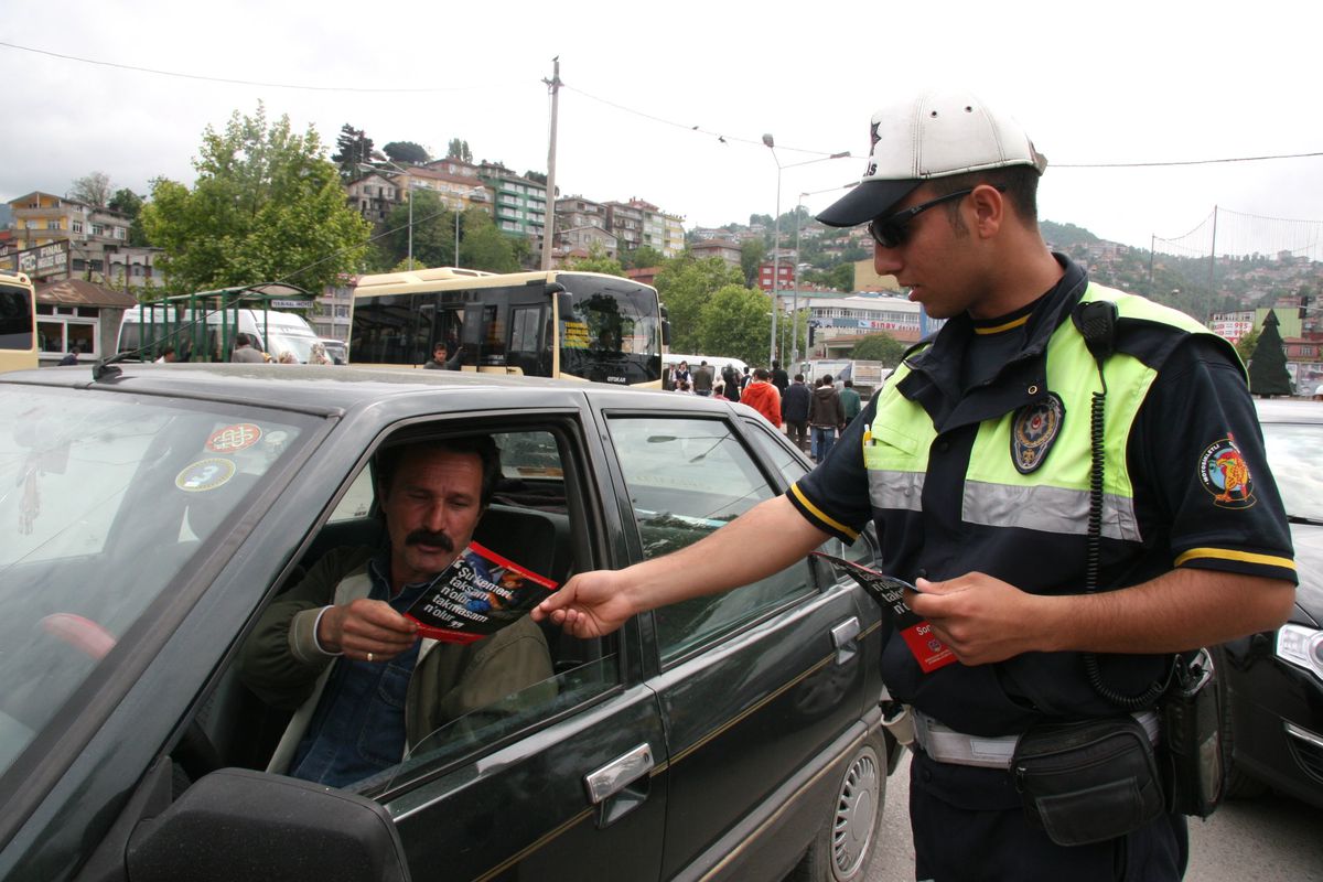 Trafik Ekiplerinden Sürücülere Broşür